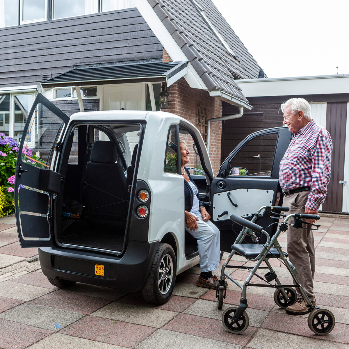 Man en vrouw met Max Mobiel en rollator